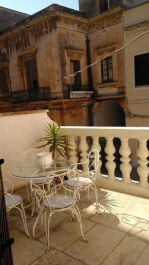 ampio appartamento in palazzotto d'epoca Brindisi